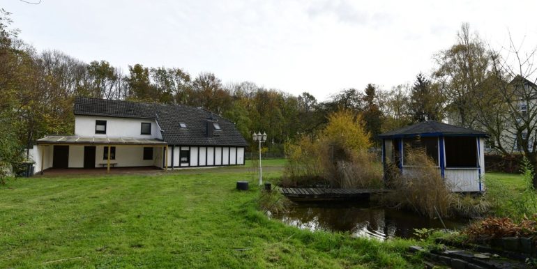 Teich mit Blick auf überdachten Freisitz am Haus