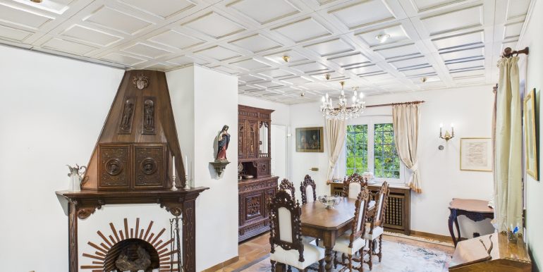 Essbereich mit offenem Kamin