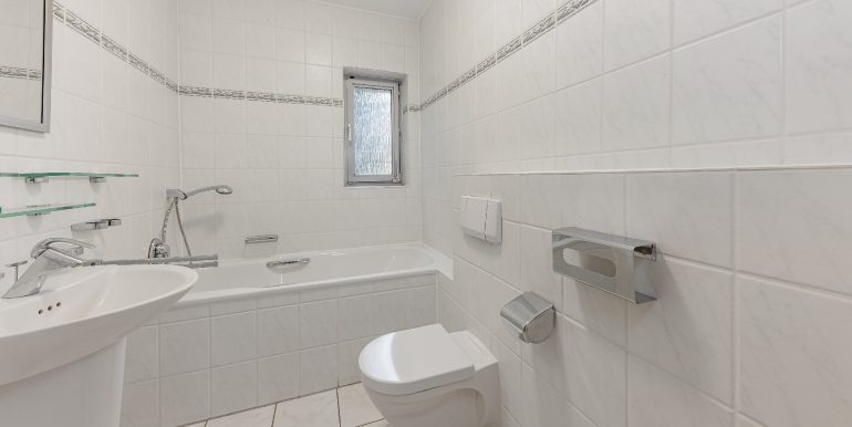 EG: Wannenbad mit Fenster