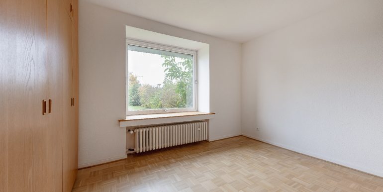 EG: weiteres helles Zimmer