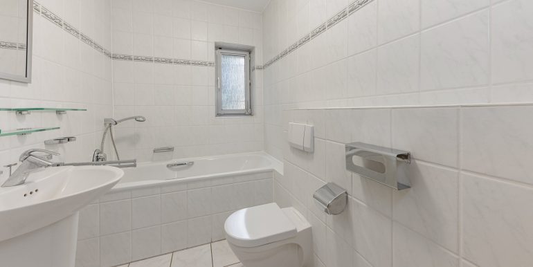 EG: Wannenbad mit Fenster