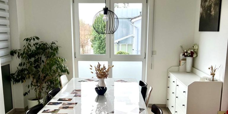 Blick ins Esszimmer, fotografiert von der Durchreiche der Küche