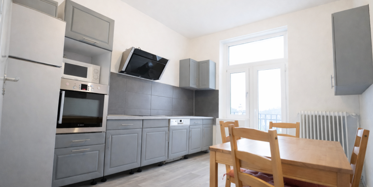 Küche mit Balkonzugang