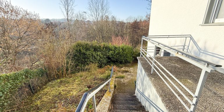 Zugang zum unteren Grundstücksbereich und Heizung