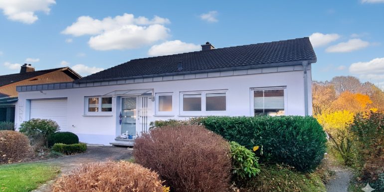 Frontansicht Haus, auf der linken Seite des Grundstücks Parkplatz möglich