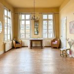 lichtdurchflutetes Zimmer