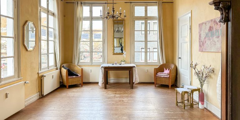 lichtdurchflutetes Zimmer