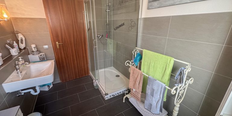 Tageslichtbad mit Wanne und Dusche