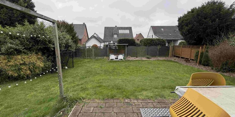 Blick von der Terrasse in den Garten