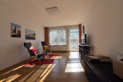 Wohnzimmer mit Balkonaustritt