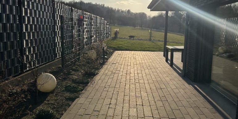 Terrasse hinterm Haus