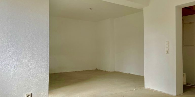 geräumiges Wohnzimmer