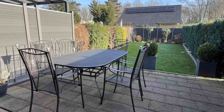 Terrasse und Blick in den Garten