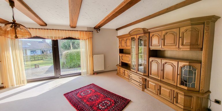 Wohnzimmer mit Zugang zum Garten