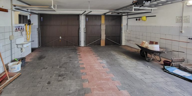 Doppelgarage mit Zugang zum EG
