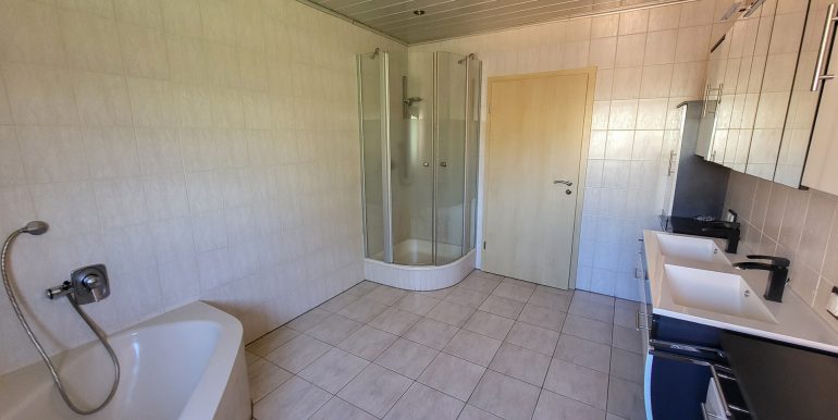 Tageslichtbad mit Wanne und Dusche OG