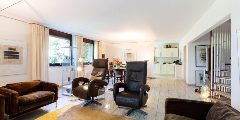 Blick von der Terrassentür zum Wohnbereich