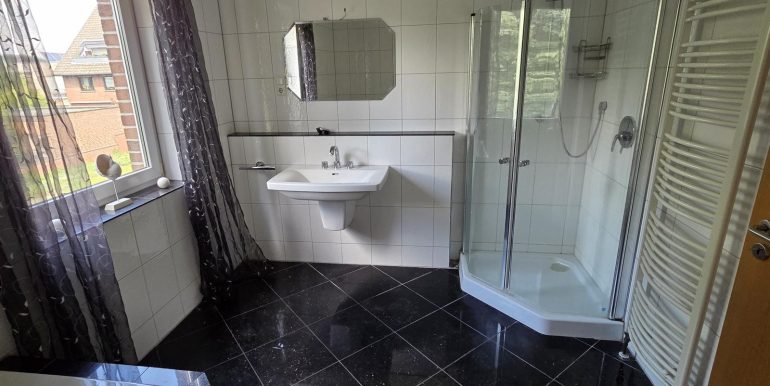 Hauptbad mit Dusche und...