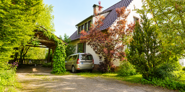 Carport und Stellplatz