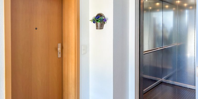 Barrierefreier Eingang mit Aufzug