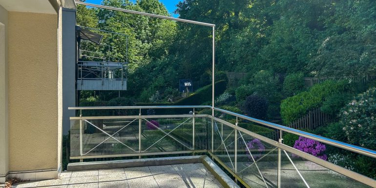 großer Balkon mit elektr. Markise