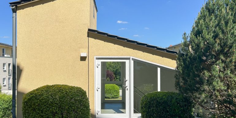 Tiefgarageneingang mit Aufzug