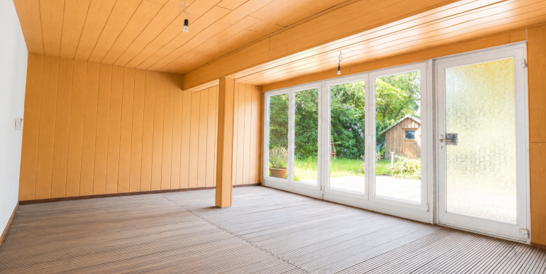 Große bodentiefe Fenster zum Garten