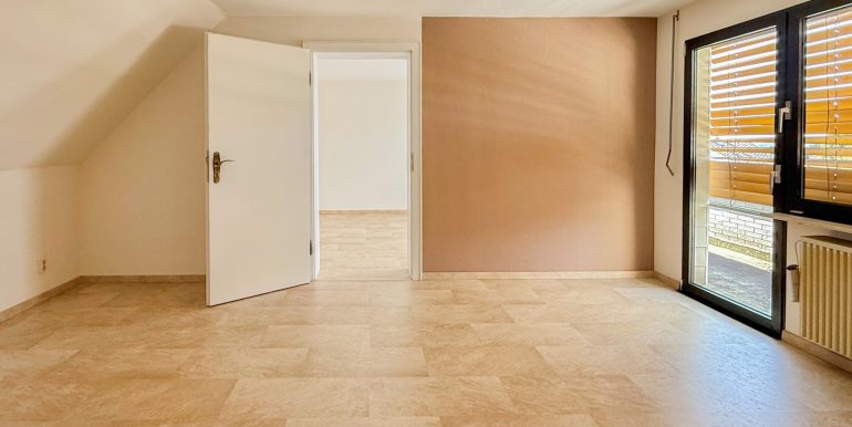 Durchgangszimmer DG