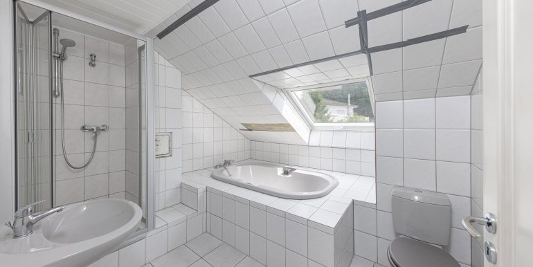 Familienbad mit Wanne, Dusche und Fenster