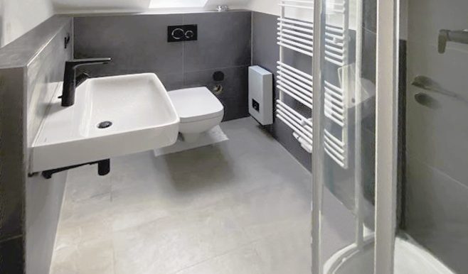 Badezimmer mit Fenster