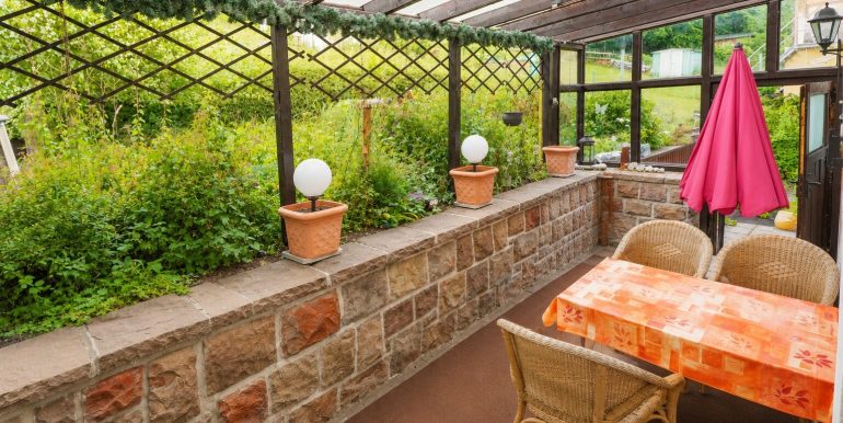 Überdachter Terrasse im Hauseingangsbereich