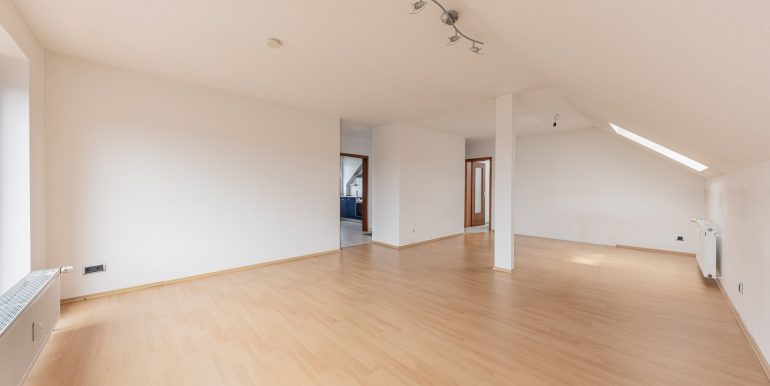 großzügiges Wohnzimmer