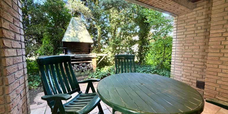 Überdachte Terrasse im Erdgeschoss