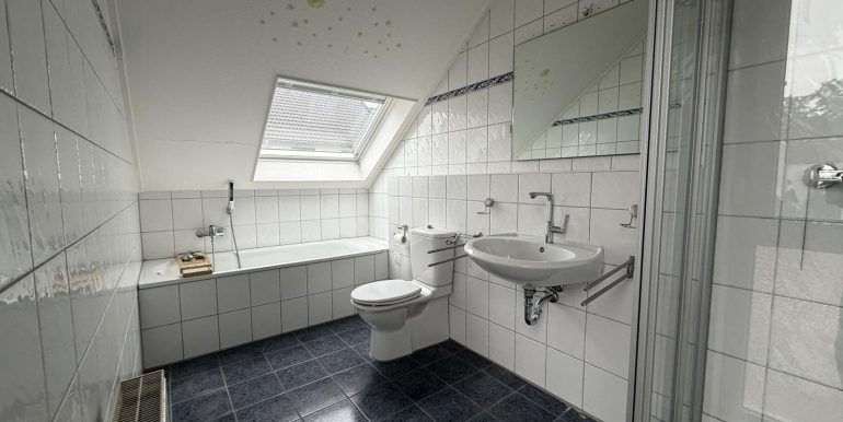 Badezimmer mit Wanne...