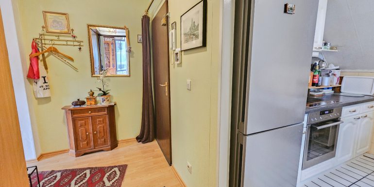 Wohnungsflur links