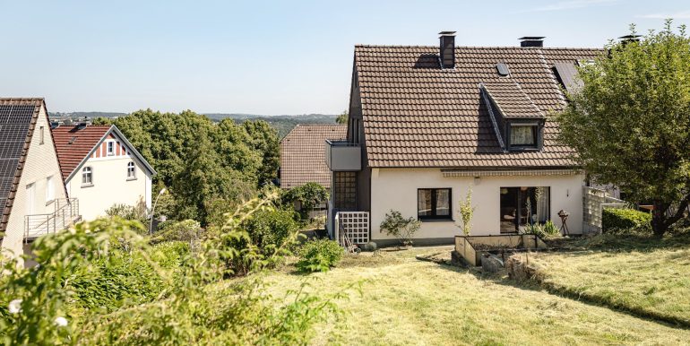 Blick auf das Haus vom Garten