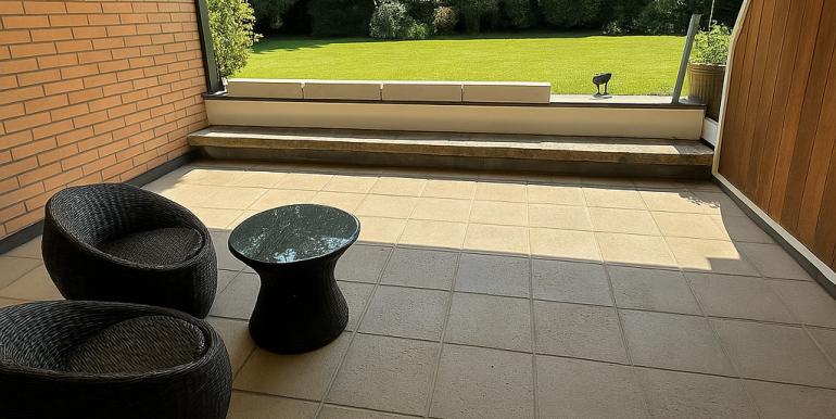 Westterrasse mit Gartenblick