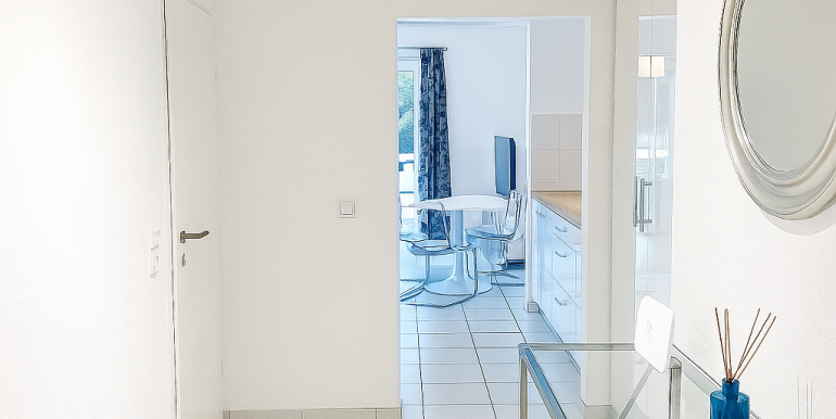 Entrée mit Blick zur Küche