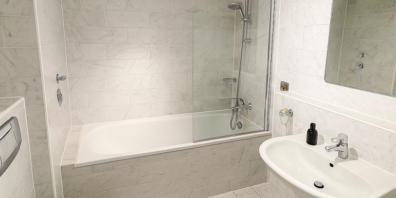 Bad mit Wanne und Duschabtrennung