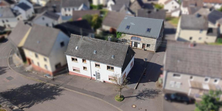 Vorderansicht mit Blick auf die Scheune