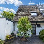 Hausansicht / Hintergrund KI-bearbeitet