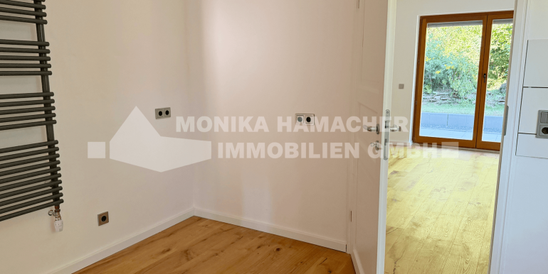 Küche mit Zugang zum Essbereich