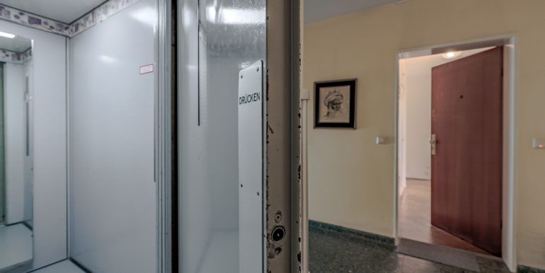 Treppenhaus/Aufzug