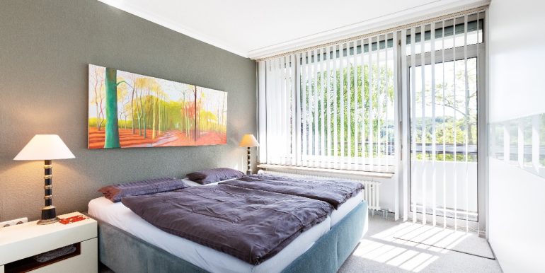großzügiges Schlafzimmer
