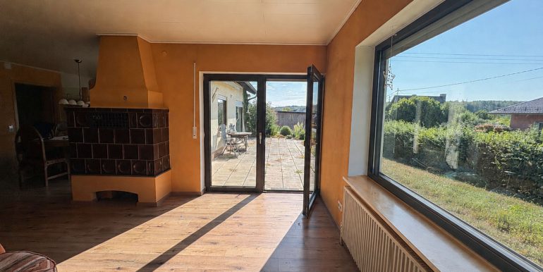 Wohnzimmer mit Zugang zum Garten