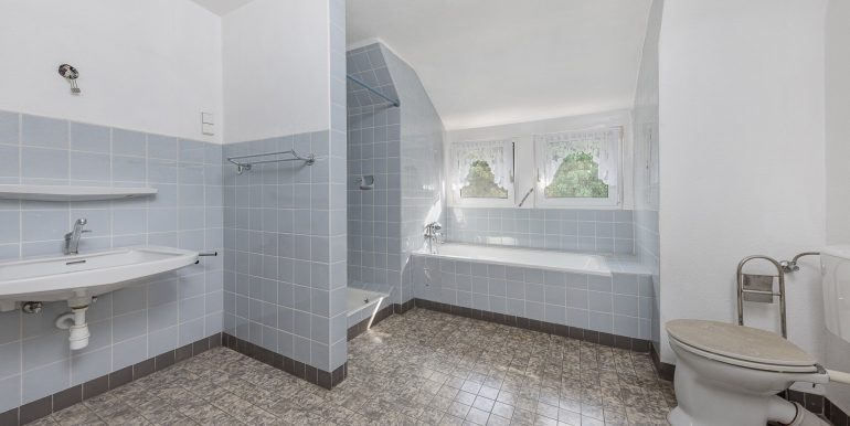 Tageslichtbad mit Dusche und Wanne