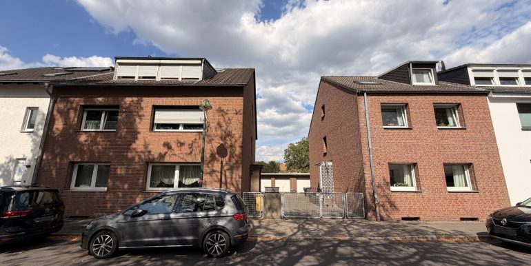 Hausansicht mit Zufahrt