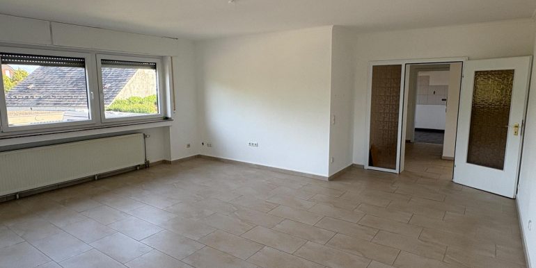 ... mit großer Fensterfront
