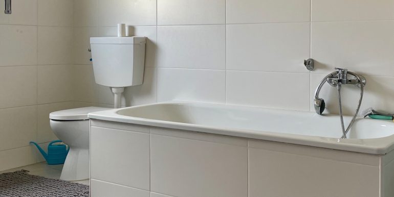 modernisiertes Bad mit Wanne und Dusche (Whg. 3)