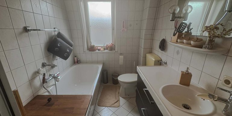 Tageslichtbad mit Wanne und WC OG